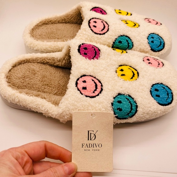 NWT Fadivo Fuzzy Smiley Face Slippers Ivory with Multicolor Smileys Small 5/6 - Picture 5 of 7